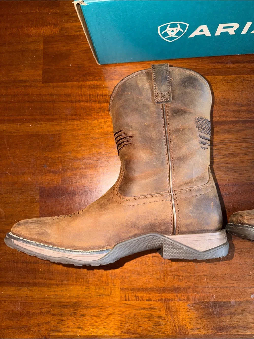 Ariat Kids Anthem Patriot Cowboy Boots in Distressed Brown.  Size U.S. 4